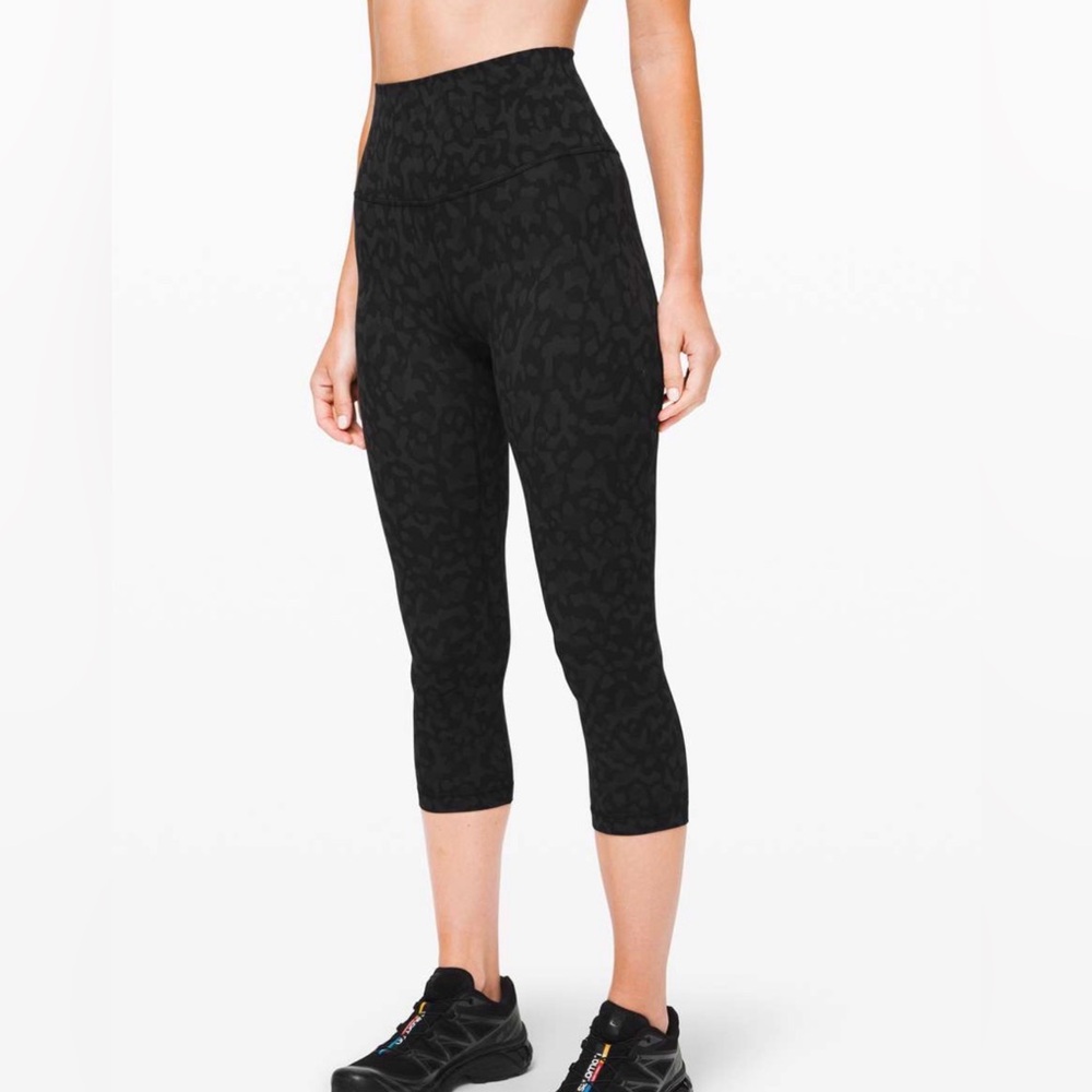 Lululemon Women’s Align crop 21” Size 6 *No Pilling* Black Camo